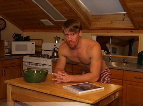 El atlético Steven se acaricia la polla y se corre en la cocina