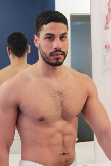 Tyce Jax, homem branco musculado, gosta de sexo gay inter-racial com o seu massagista negro