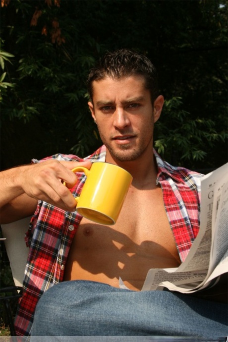Chlap se sexy břišáky Cody Cummings se chlubí svým velkým pérem ve venkovní vířivce