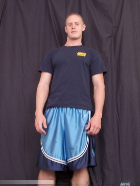 Der blonde Twink Nick zieht sich aus und masturbiert in einer sexy Solo-Zusammenstellung