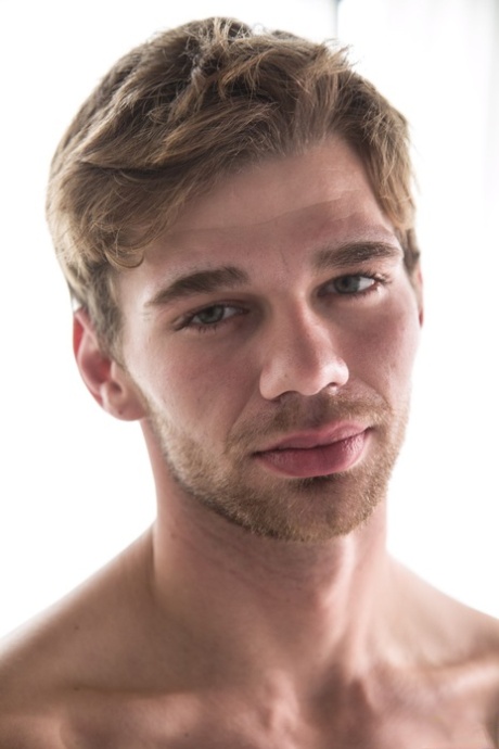 Scotty Zee se fait baiser et pilonner par derrière par Dalton Briggs.