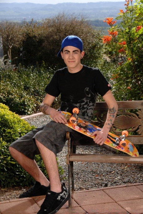 Lieve gay skater met blauwe ogen Rad Mathews laat zijn pik en kontje buiten zien