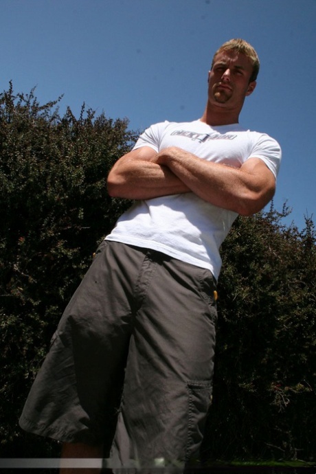 Il gay amatoriale Kyle si toglie la maglietta e i pantaloncini per mostrare il suo corpo straordinario