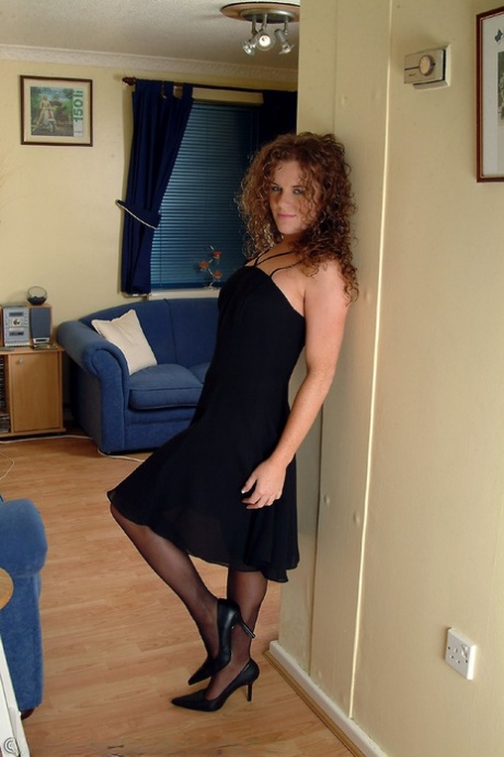 Amateur babe with curly hair Shannon fingers her twat in lacy lingerie