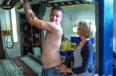 Geile Oma Romana saugt und reitet den Schwanz eines jungen Mechanikers in der Werkstatt