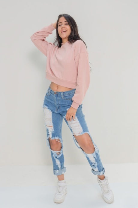Glam babe Katie Arias zrzuca podarte dżinsy i prezentuje swój duży tyłek w majtkach