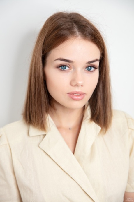 Den glamourøse teenager Keira Blue tager sin sexede frakke af og spreder sin søde bæver.