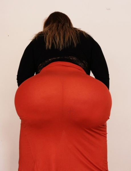Prachtige MILF vette Natasha Crown pronkt met haar zeer grote kont in een strak rokje