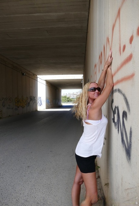 La pornostar spagnola con occhiali da sole Natalie K si spoglia e si masturba in pubblico