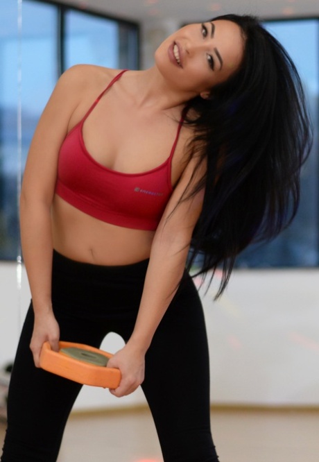 La bellissima Julia Joy si toglie i pantaloni da yoga e mostra il suo grosso stivale