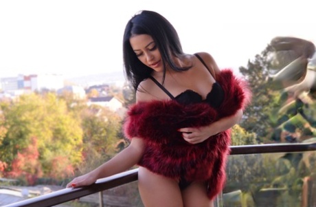 La belle Julia Joy exhibe son gros cul en lingerie sexy et talons hauts.