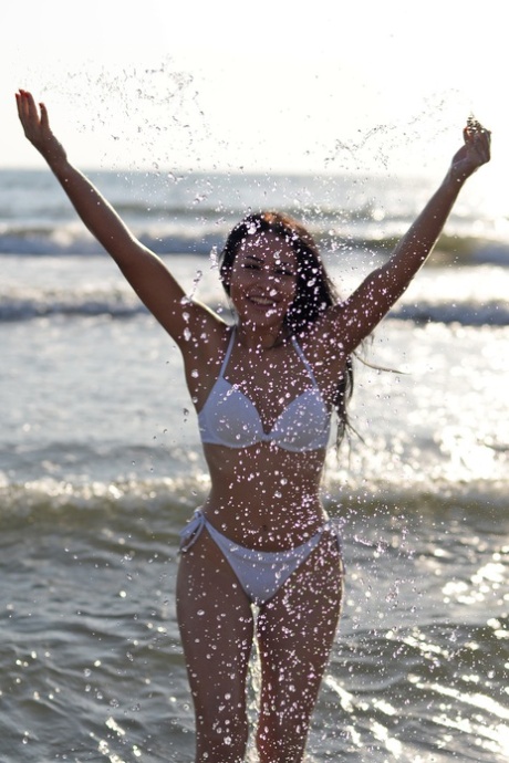 A sensual Julia Joy mostra o seu belo corpo em biquíni na praia