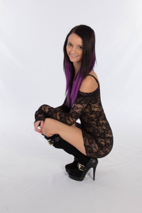 La bruna Farrah Valentine stuzzica con un vestito e stivali sexy