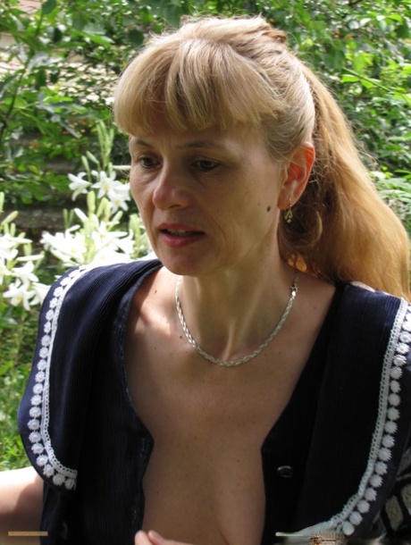 Seksowna dojrzała amatorka Doris Dawn odsłania swoje słodkie cycki i pozuje nago na świeżym powietrzu