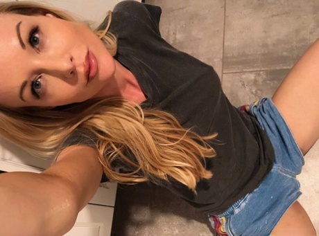 Blond amerikanska med stora bröst Kayden Kross visar sina långa hårda bröstvårtor
