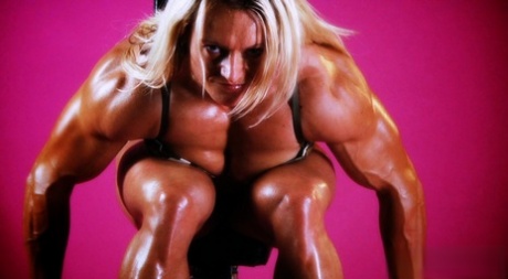 A sexy fisiculturista Brigita Brezovac exibe os seus enormes músculos enquanto faz exercício