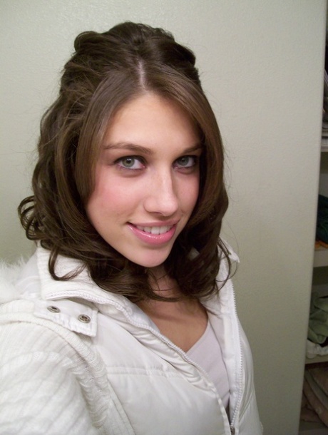 Atemberaubende brünette Teen Adrianna posiert solo und macht Selfies