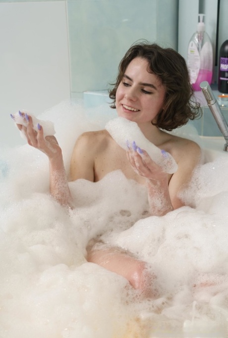 Fille brune aux seins minuscules Darcy Dark goûte le sperme après le sexe dans la baignoire