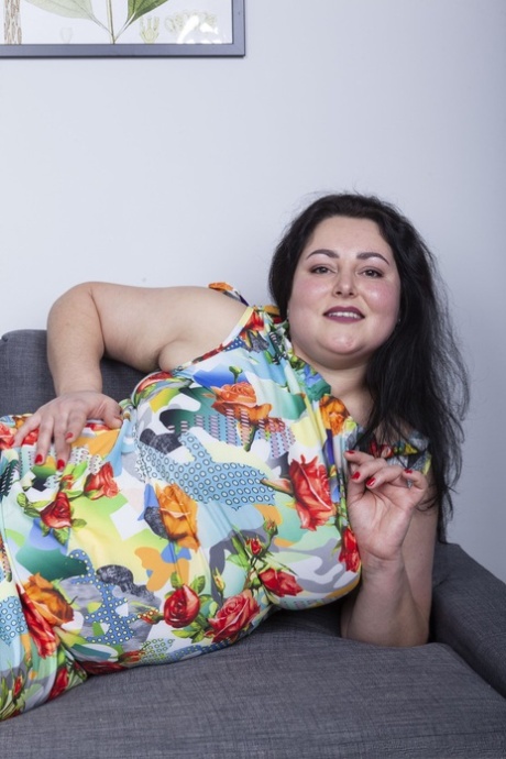 Mollige brunette Sweety laat haar grote meloenen zien en speelt met haar harige volwassen clam
