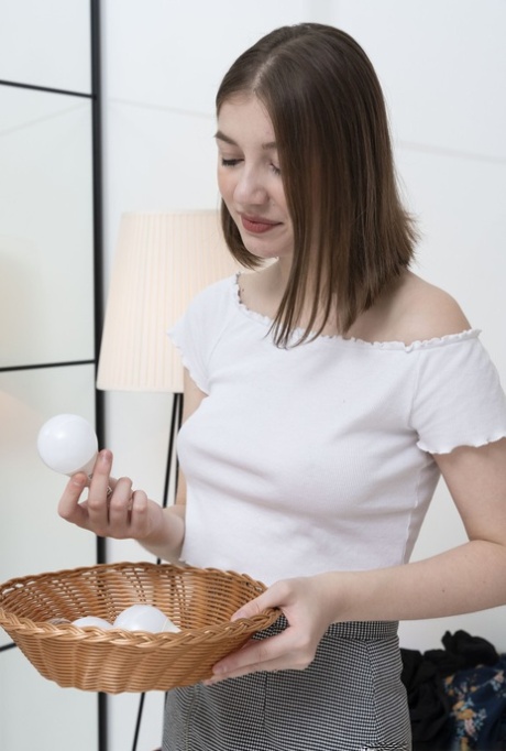 Brunetterne Eliza Thorn afslører sine behårede armhuler og fisse og slikker sine fødder