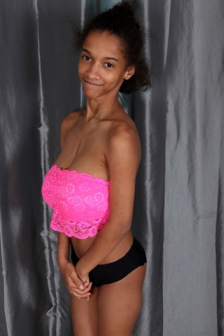 Ebony Addisson předvádí svá obrovská prsa a mačká je ve spodním prádle