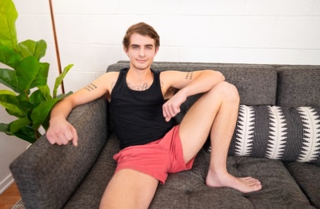 Kinky brunette homo Willy toont zijn geweldige spieren en masturbeert