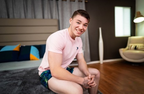 Pohledný chlapec Connor předvádí svůj vyzývavý tvrdý penis v sóle v ložnici