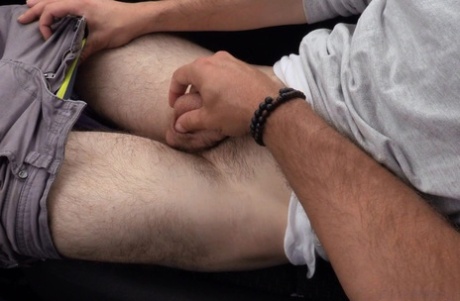 Rapaz incircunciso com uma pila pequena gosta de sexo ao ar livre com um homem gay enforcado