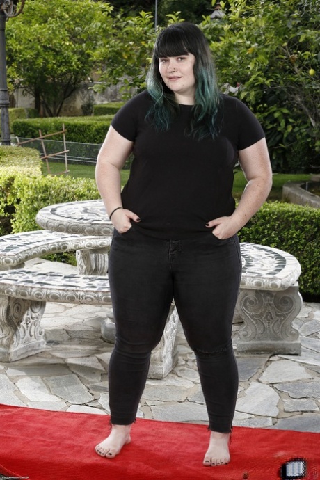 Chubby brunette amatör Cece Lachey klär av sig och gnuggar sin håriga fitta