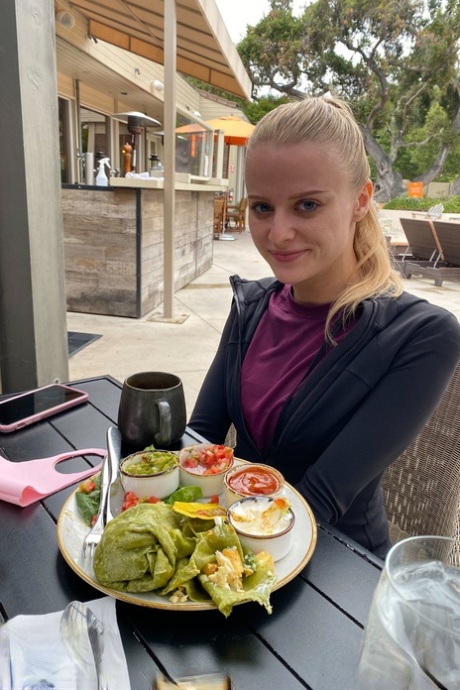 Amateur teen mit winzigen Titten Paris White Streifen und zeigt ihre twat und Arsch