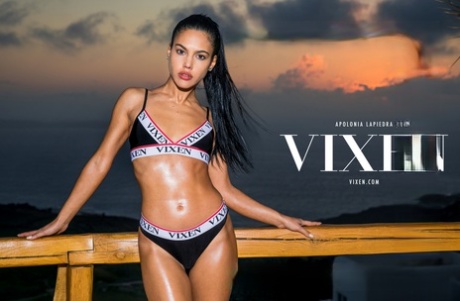 La brune coquine Apolonia Lapiedra aime le sexe hardcore en levrette à la plage