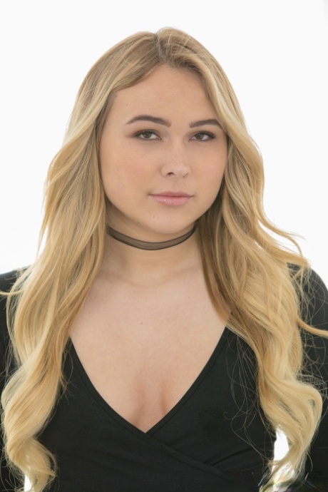 Den blonde tenåringen Alyssa Cole gir en stor pikk et analt ritt i doggystyle.