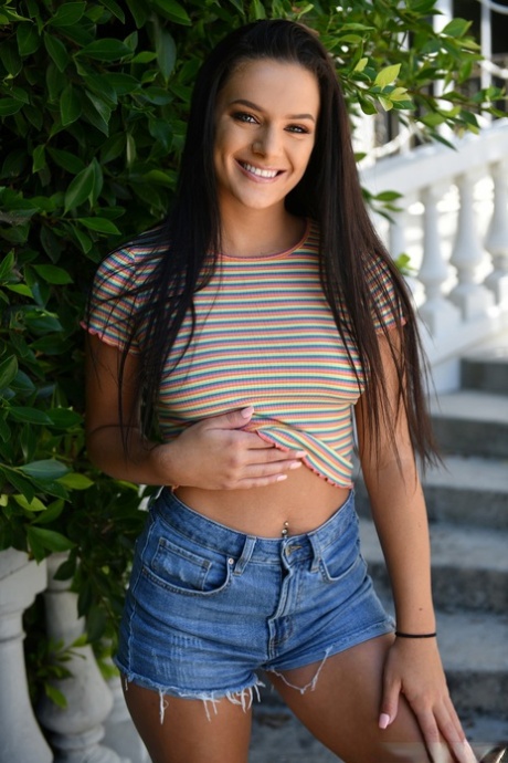 Verführerisches Babe Alice Visby genießt interracial POV Sex & nimmt einen Mund voll