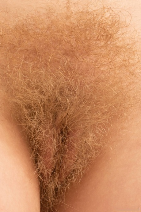 Femme amateur avec de gros seins Vestacia JonQuil expose sa chatte poilue