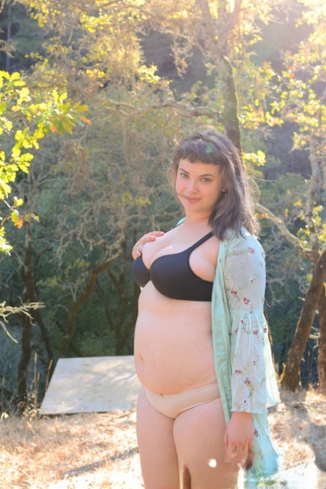 Amateur gordita Magnolia lamiendo sus enormes tetas naturales y frotando su coño peludo