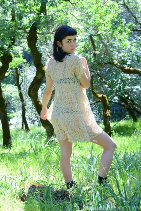 Adorable Amateur Babe Myre zieht sich in einem Obstgarten aus und zeigt ihre haarigen Achseln