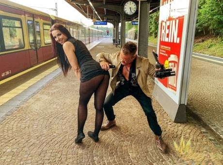Den tyska snyggingen Jolee Love visar sina stora bröst och ger avsugning utomhus