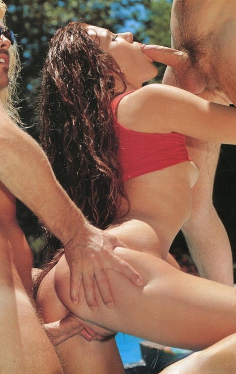 Sexy zrzka má dvě tuhé erekce najednou ve vintage venkovní scéně