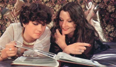 Vintage MILFky s úžasnými křivkami se nechají tvrdě ošukat nadrženým chlapem