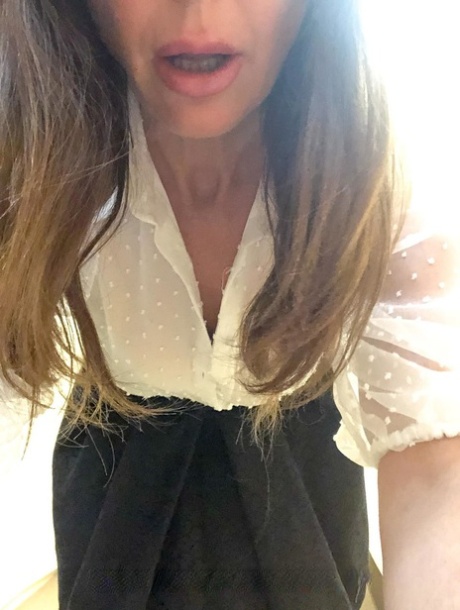 Hot MILF Lara viser hendes store bryster, mens du prøver på forskellige lingeri sæt