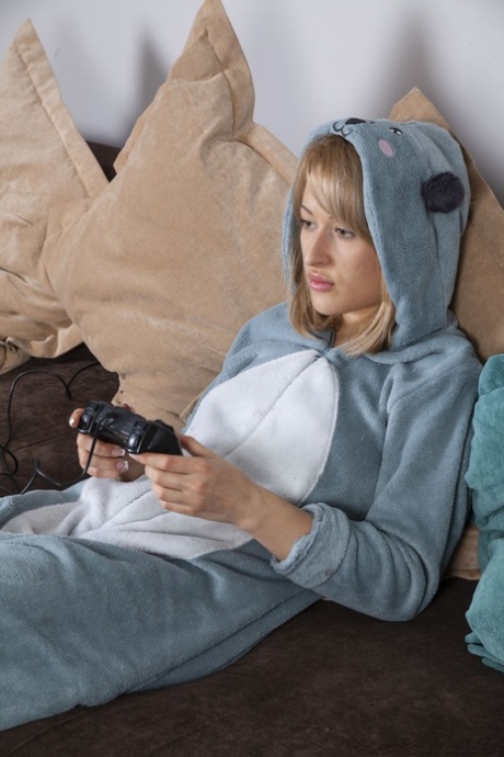 La MILF magra Little Angel perde il suo vestito kigurumi e si spalma la fica pelosa