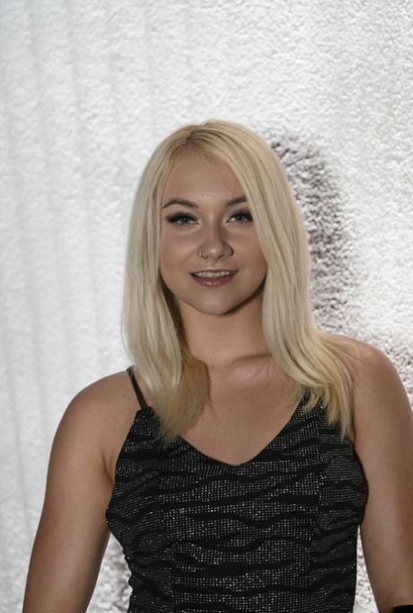 La bionda inchiostrata Marilyn Sugar si spoglia, si accovaccia e si tocca