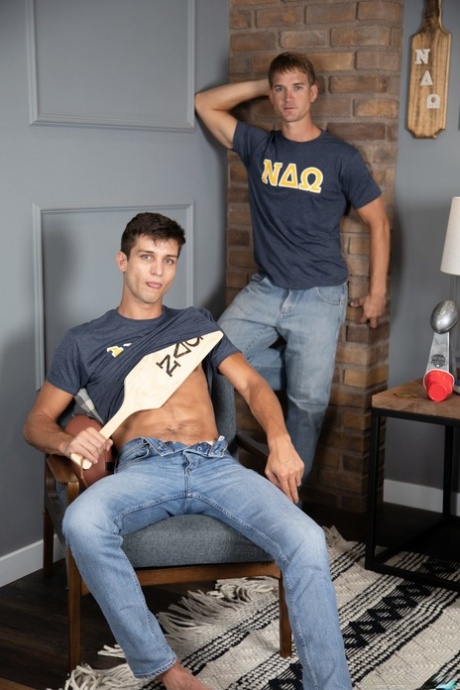 Twinks se despojan de sus ajustados vaqueros y se follan el culo en una orgía gay