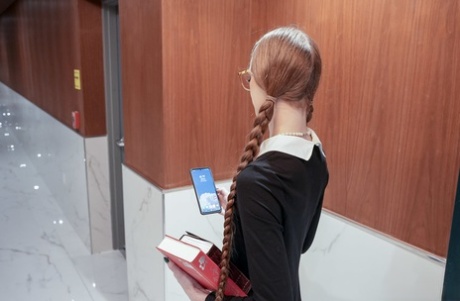 Die streberische Studentin Erin Everheart wird von ihrem geilen Lehrer verführt und gefickt