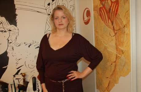 Curvaceous amatorski MILF Carola idzie topless i pokazuje swoje duże cycki