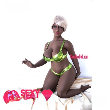 Boneca sexual de ébano curvilínea mostra os seus seios suculentos e a sua rata deliciosa
