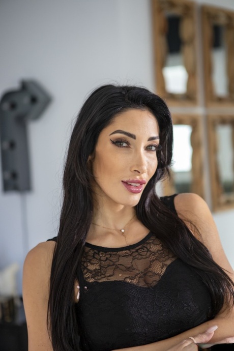 A francesa Clea Gaultier tira o vestido e a lingerie para revelar as suas mamas grandes