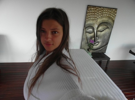 Sexy Babe Melena Tara zeigt Ihre natürlichen Titten und ihren geilen Arsch