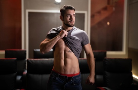La bionda sexy Haley Reed gode di un sensuale rapporto a tre FMM con una coppia gay