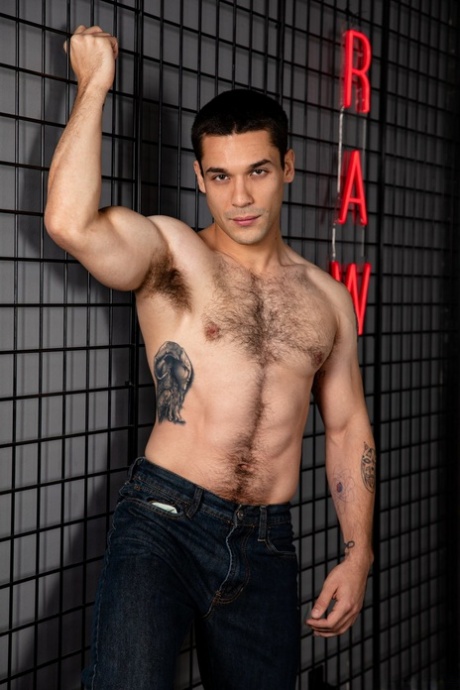 I gay caucasici Andrew Miller e Cody Viper si scopano a vicenda sull'altalena